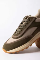 Championes urbanos Urban Haus modelo Julen, con diseño de paneles en tonos verde oliva y beige. Presentan una combinación de texturas en gamuza y material sintético, con suela de goma dentada en color caramelo.