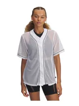 Camisa de béisbol de manga corta confeccionada en tejido de malla perforada transpirable. Presenta un diseño de corte relajado con cierre frontal de botones y detalles de ribetes en contraste en el cuello y las mangas.