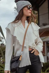 Camisa celeste de manga larga con cuello mao y volados frontales.