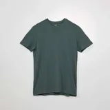 Camiseta de punto lisa color verde bosque, con cuello redondo y manga corta, de corte recto.
