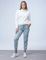 Pantalón jogger color beige, marca Zac & Rachel, con pretina ancha elastizada, lazo de ajuste, bolsillos delanteros y puños elastizados en los tobillos.