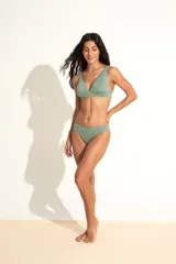 Conjunto de bikini color verde menta, compuesto por un corpiño triangular con escote en V y una bombacha clásica de tiro medio.