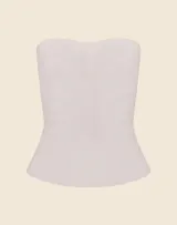 Top strapless color blanco, con corte peplum y ballenas.