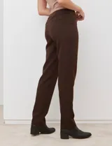 Pantalón de vestir verde oscuro, marca Zac & Rachel, con pretina con faja interna modeladora y bolsillos rectos delanteros y traseros simulados.