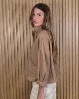 Sobrecamisa de puro lino en color beige, con cuello clásico, cierre frontal de botones carey, mangas largas y bolsillos frontales con solapa.