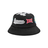 Gorro tipo bucket negro de malla con logo de Supreme bordado en el frente y otros parches decorativos.