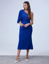 Vestido midi azul eléctrico de crepe, marca Marina. Diseño asimétrico con un hombro descubierto y manga corta abullonada en el otro. Tiene detalle drapeado en la cintura y forro interno.