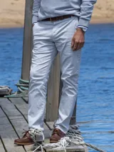 Pantalón de gabardina color gris claro, de corte recto y estilo casual.