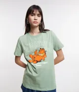 Remera verde con estampa de Garfield y texto "Garfield Lazy Department Since 1978".