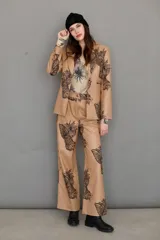 Pantalón de paño de lana color beige con estampado Toile de Jouy, corte recto y bolsillos delanteros.