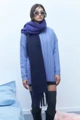 Bufanda larga de poliéster, color azul con flecos.