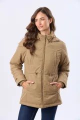 Campera de abrigo color beige con capucha desmontable, cierre frontal y cordón ajustable en la cintura. Cuenta con forro interior de sherpa, bolsillos frontales y puños de tejido acanalado.