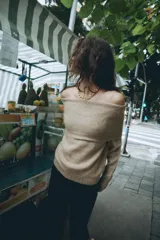Jersey de punto confeccionado en hilatura con lana, con diseño de hombros descubiertos, escote recto acabado en vuelta y manga larga.