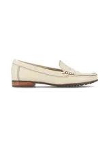 Mocasín de cuero color crema con textura reptil, de diseño clásico y elegante, con costuras visibles y suela plana de goma con tacón bajo de madera.