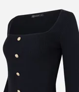 Blusa cropped de punto roja con escote cuadrado, mangas largas y botones dorados.