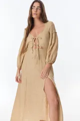 Vestido midi fucsia de lino, con escote en V, mangas largas abullonadas, lazos frontales y tajo lateral.