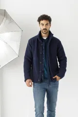 Sweater de punto grueso en color azul marino, con cuello alto y cierre frontal de botones.