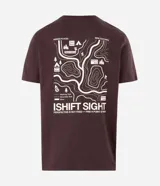 Remera de algodón peruano color marrón, con cuello redondo y mangas cortas. Presenta un diseño estampado en la espalda que ilustra un mapa topográfico con detalles de senderos y áreas naturales, acompañado de la frase Ishift Sight.