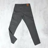 Pantalón de vestir gris oscuro de gabardina, corte slim fit.