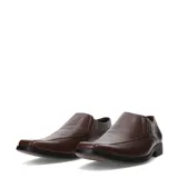Zapato de vestir tipo slip-on color negro, confeccionado en cuero, con punta cuadrada y costuras decorativas en el empeine.