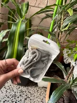 Correa para celular de soga trenzada en color fucsia con terminales metálicas plateadas y mosquetón.