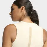 Musculosa deportiva Adidas línea Z.N.E. de corte ajustado, color beige claro, con cuello redondo y logo de la marca estampado en el pecho en tono a juego.
