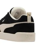 Championes urbanos Puma Park Lifestyle Raw, color negro con detalles en blanco. Capellada sintética resistente, plantilla SoftFoam+ con talón acolchado y suela de goma.