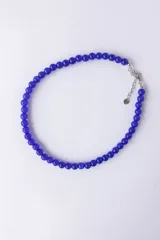 Collar de cuentas redondas de vidrio, color azul vibrante, con cierre metálico.