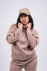 Buzo negro con cierre de media cremallera, cuello alto y logo bordado en el pecho.