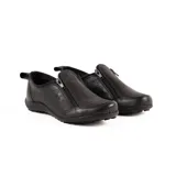 Zapato plano de cuero negro con diseño calado, cierre lateral diagonal y tira trasera para facilitar el calce.