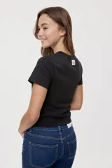 Remera blanca de manga corta, con estampa frontal de un pato de hule con turbante y labios pintados, acompañada de la frase "In all else fails, denial".
