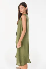Vestido midi celeste de lino italiano, sin mangas, con escote redondo y cierre frontal abotonado con bolsillos laterales y corte holgado.
