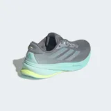 Championes de running Adidas Supernova Rise 2, color gris con detalles en verde menta y amarillo neón en la suela. Presentan una parte superior de malla transpirable y una entresuela gruesa con tecnología Dreamstrike+.