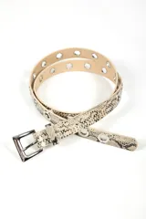 Cinturón con hebilla metálica plateada y estampado de piel de serpiente.