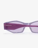 Lentes de sol Hawkers modelo Aperol con armazón de diseño geométrico en color gris con acabado brillante y patillas en tono violeta traslúcido. Cuentan con cristales en tono lila claro.