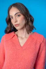 Sweater marrón de lana mohair y acrílico, con cuello polo vintage.