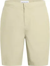 Bermuda color beige de algodón regenerativo, con cintura elástica, bolsillos laterales y traseros.