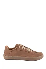 Championes urbanos Delta Barefoot de cuero natural color marrón, con cordones beige y suela de goma al tono.