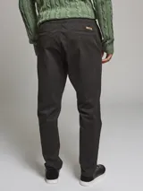 Pantalón negro de corte chino con bolsillos laterales y traseros.