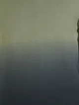 Sweater de punto con cuello redondo y mangas largas, con diseño degradado de verde claro a verde oscuro.