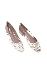 Zapato bajo de cuero combinado, con diseño liso color marrón en el talón y estampado animal print de lunares en la puntera. Cuenta con punta fina, taco bajo y una tira lateral con hebilla metálica.
