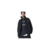Remera Fear of God Essentials Training 90s de manga corta, color gris oscuro, con diseño estampado en el pecho que incluye las inscripciones 'Fear of God' en tipografía recta y 'Essentials' en cursiva, en tono tostado.
