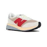 Championes urbanos New Balance modelo U370, con diseño de paneles en tonos beige, gris y rojo. Presentan el logo N característico en el lateral, suela con plataforma bicolor y cierre de cordones.