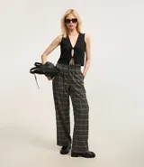 Pantalón de mujer confeccionado en polivelour con viscosa sostenible, con corte pantalón, tacto de franela y estampado de cuadros.