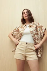 Short color beige con cintura alta y ruedo doblado.