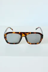 Lentes de sol con armazón de policarbonato en diseño carey y protección UV400.
