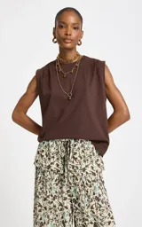 Musculosa marrón de algodón con escote redondo, hombros estructurados y corte recto holgado.