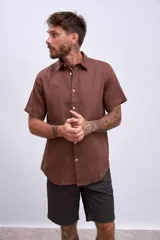 Bermuda de gabardina color marrón, corte recto y largo a la rodilla.