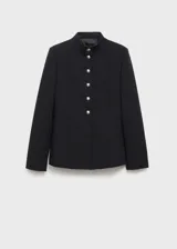 Chaqueta entallada de color negro con cuello mao y cierre frontal de botones metálicos efecto joya. Presenta diseño de largo medio, manga larga y forro interior.