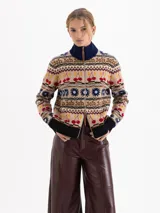 Cardigan de tejido jacquard con diseño estampado de cerezas y motivos geométricos. Presenta cierre frontal metálico, cuello alto y terminaciones en rib negro en puños y ruedo.